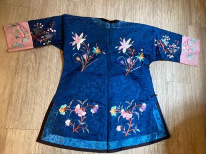 CHINE - Vers 1900.
Set of four women's jackets...