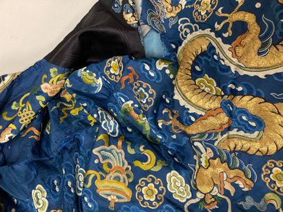 CHINE - XIXe siècle.
Blue silk dress embroidered...