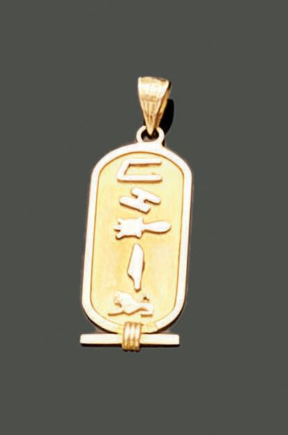 Pendant in 18K (750) yellow gold, featuring...