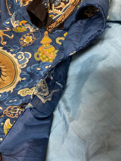CHINE - XIXe siècle.
Blue silk dress embroidered...
