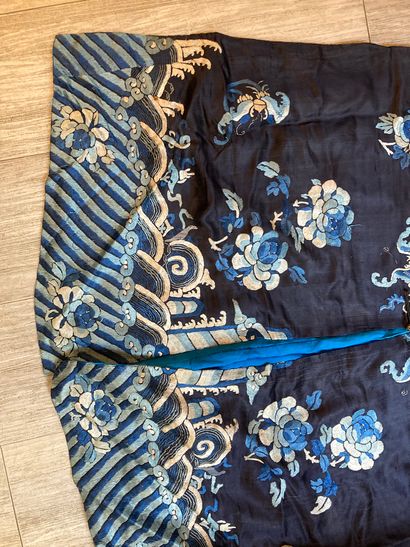 CHINE - XIXe siècle.
Set of three jackets...