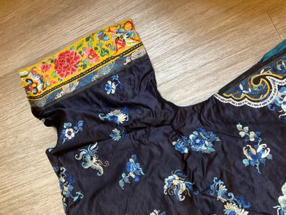 CHINE - XIXe siècle.
Set of three jackets...