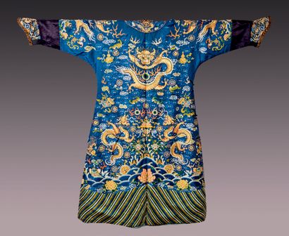 CHINE - XIXe siècle.
Blue silk dress embroidered...