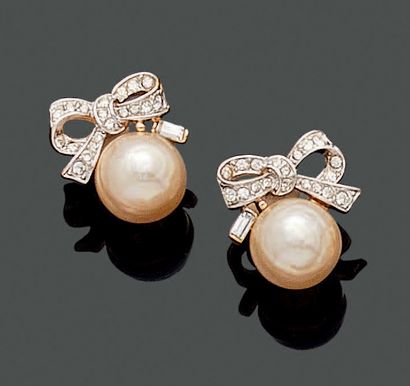 Pair of curved ear clips in 18K (750) yellow...
