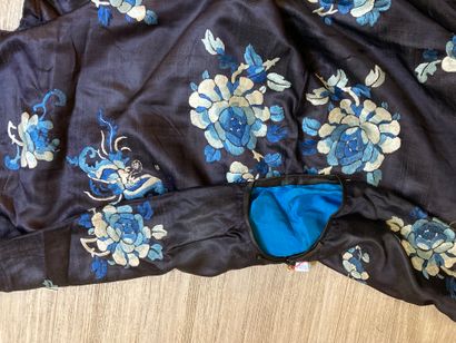 CHINE - XIXe siècle.
Set of three jackets...
