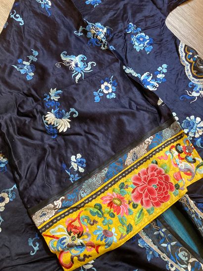 CHINE - XIXe siècle.
Set of three jackets...