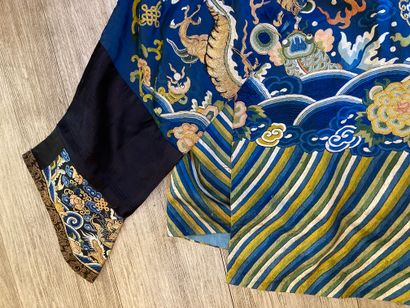 CHINE - XIXe siècle.
Blue silk dress embroidered...