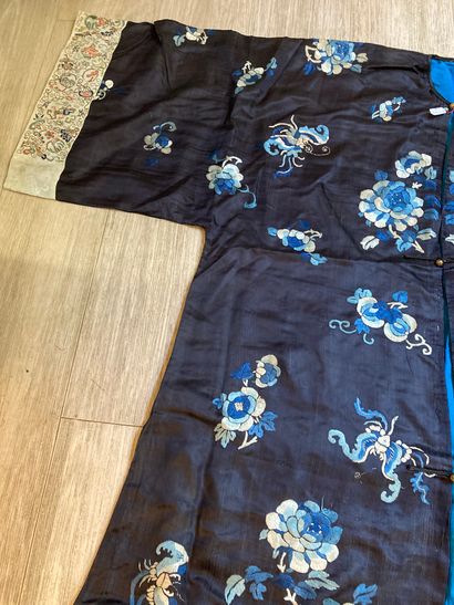 CHINE - XIXe siècle.
Set of three jackets...