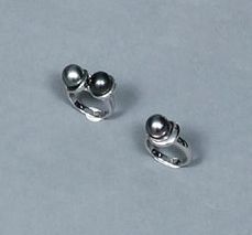 Silver ring (800), decorated with two gray...