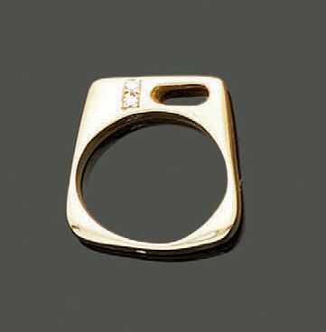 Ring in 18K (750) yellow gold, the asymmetrical...