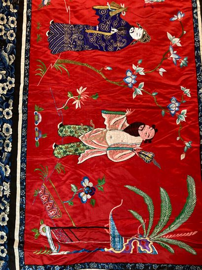 CHINE - Vers 1900.
Large rectangular panel...