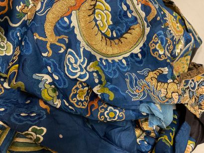 CHINE - XIXe siècle.
Blue silk dress embroidered...
