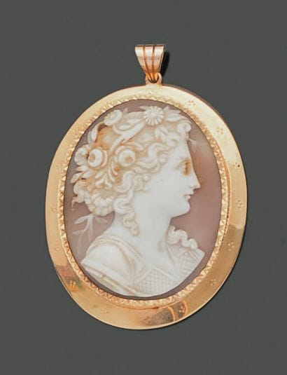 
Pendant in 14K (585) yellow gold, the oval...