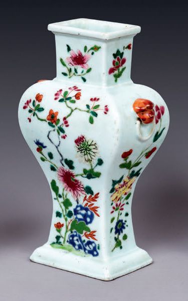 CHINE - XIXe siècle.
Petit vase balustre...