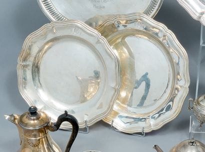 Deux plats ronds en argent (925), l'aile...