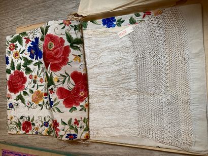 CHINE, Canton - XXe siècle.
Set of two shawls...