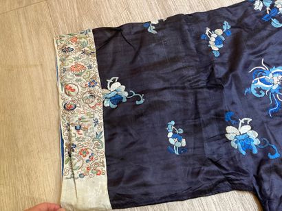 CHINE - XIXe siècle.
Set of three jackets...