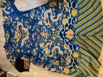 CHINE - XIXe siècle.
Blue silk dress embroidered...