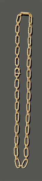 Necklace in 18K (750) yellow gold, the oblong...