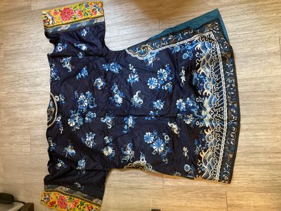 CHINE - XIXe siècle.
Set of three jackets...