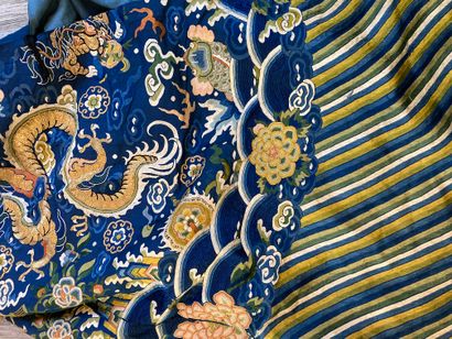 CHINE - XIXe siècle.
Blue silk dress embroidered...