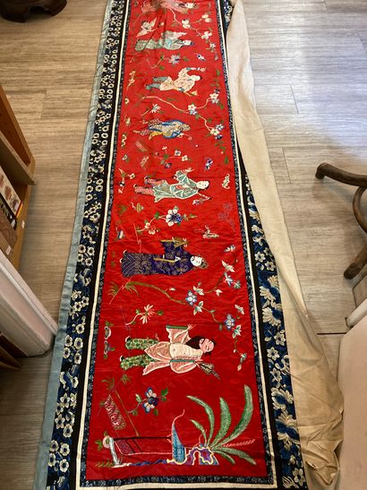 CHINE - Vers 1900.
Large rectangular panel...