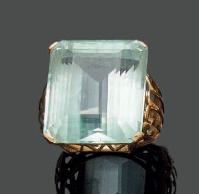 18K (750) yellow gold ring set with a large...