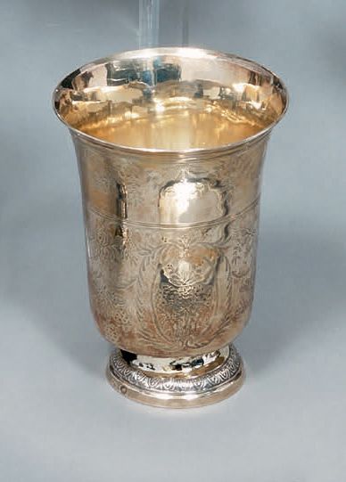 Silver tulip tumbler standing on a pedestal...