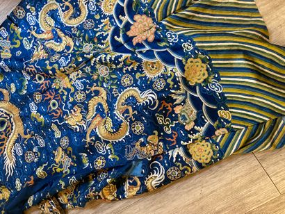 CHINE - XIXe siècle.
Blue silk dress embroidered...