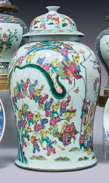 CHINE - Début du XXe siècle.
Paire de potiches...