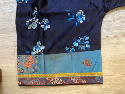 CHINE - XIXe siècle.
Set of three jackets...