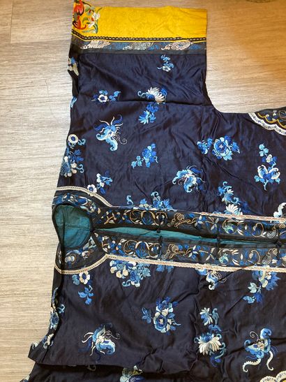 CHINE - XIXe siècle.
Set of three jackets...