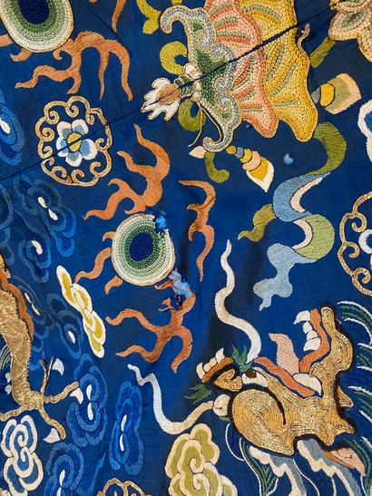 CHINE - XIXe siècle.
Blue silk dress embroidered...