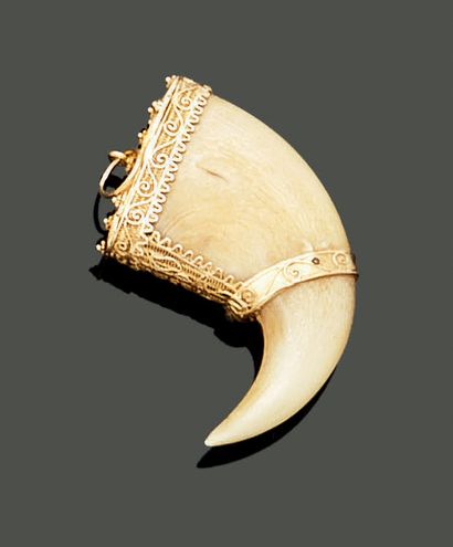 Pendant in 18K (750) yellow gold, the setting...