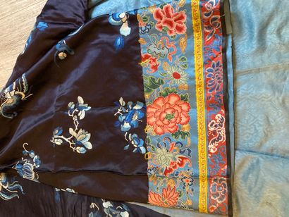 CHINE - XIXe siècle.
Set of three jackets...