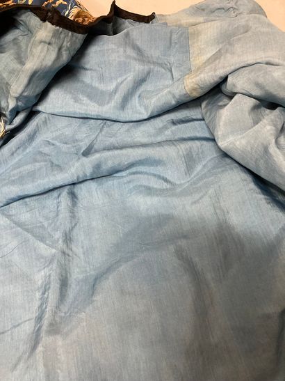 CHINE - XIXe siècle.
Blue silk dress embroidered...