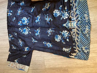 CHINE - XIXe siècle.
Set of three jackets...