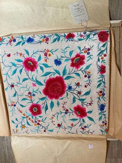 CHINE, Canton - XXe siècle.
Set of two shawls...