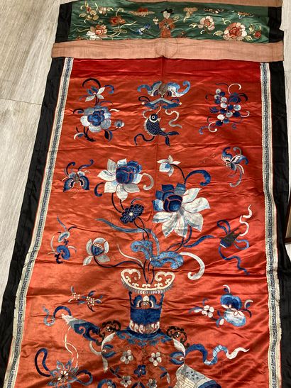 CHINE - Vers 1900.
Set of two large door...