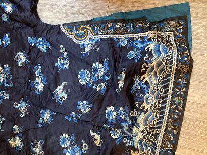 CHINE - XIXe siècle.
Set of three jackets...
