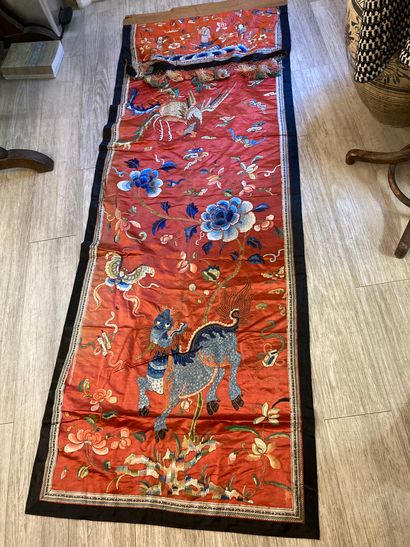 CHINE - Vers 1900.
Set of two large door...