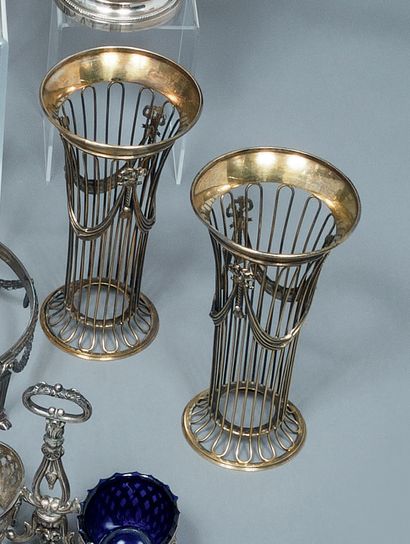 Paire de montures de vase cornet en argent...