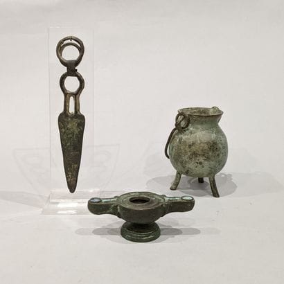 Lot composed of a tripod cauldron, an oil...