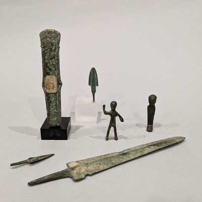 Lot composed of a stylized Heracles statuette,...