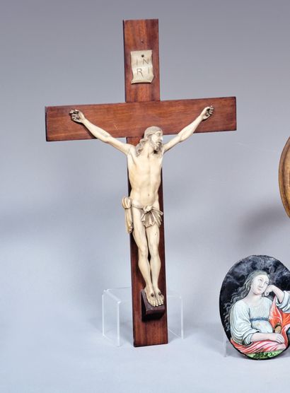 Christ in carved ivory. 19th century. 
On...
