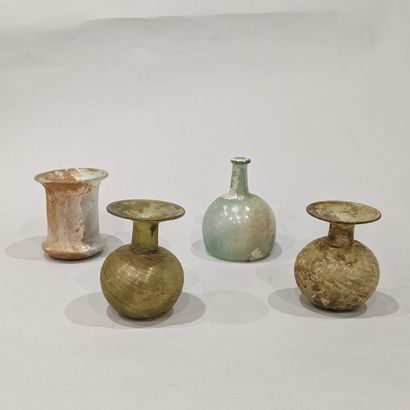 Lot composed of three bottles with spherical...