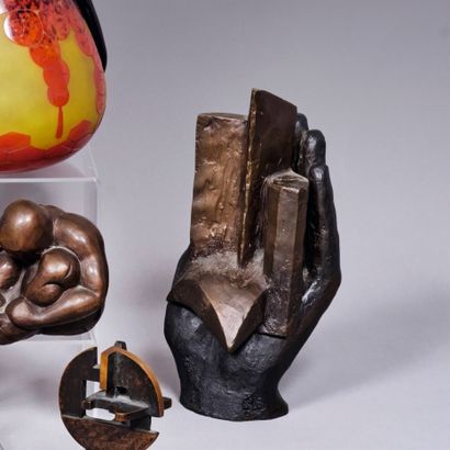 MODERN SCHOOL: HAND HOLDING A BLOCK. Sculpture...
