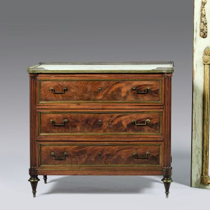 Mahogany and mahogany veneer chest of drawers...