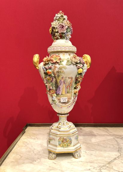 Ovoid vase on pedestal in Saxony porcelain...