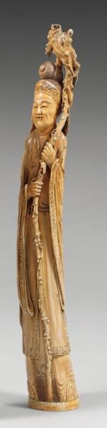 Importante statuette de personnage debout...